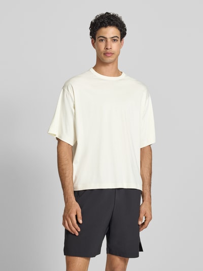 Männermodel trägt Loose Fit T-Shirt aus reiner Baumwolle von adidas Sportswear, Optik: Unifarben, Logo-Print, Kurzarm, Jersey, Ganzkörperansicht von vorne.