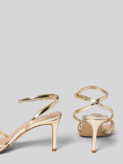 Produktfoto, Sandaletten mit Pfennigabsatz Modell 'Nile' von Steve Madden in glänzendem Gold, offene Ferse, abgerundete Passform, Absatz 9 cm