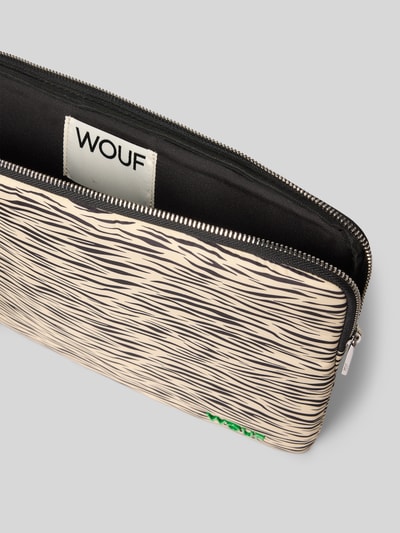 Produktfoto, Laptop-Tasche mit Allover-Animal-Print Modell 'Zebra' von WOUF, beżowo-czarne pasy, główna przegroda z zamkiem błyskawicznym, aplikacja z logo