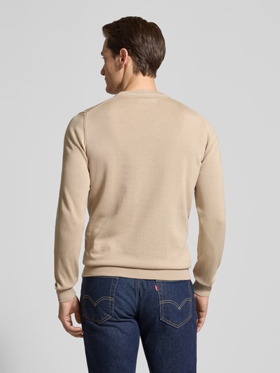 Männermodel trägt Regular Fit Strickpullover aus reiner Baumwolle Modell 'PIMA' von Barbour, Optik: Unifarben, Ganzkörperansicht Rückansicht.