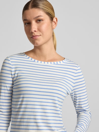Modelka nosi Longsleeve im Allover-Look mit Rundhalsausschnitt od Oui z mieszanki bawełny i micromodalu, krój regular fit, wzór na całej powierzchni, okrągły dekolt, długość tyłu w rozmiarze 36: 60 cm, zbliżenie na górną część ciała.
