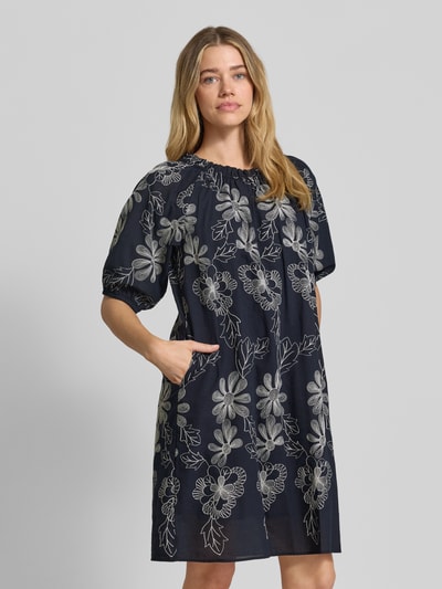 Frauenmodel trägt knielanges Kleid mit Rundhalsausschnitt und Raffungen von Milano Italy im floralen Design im Baumwoll-Mix, Loose-Fit, 1/2-Arm, Ganzkörperansicht von vorne. Rückenlänge bei Größe 36: 91 cm, Brustweite: 53 cm, Ärmellänge: 35 cm.
