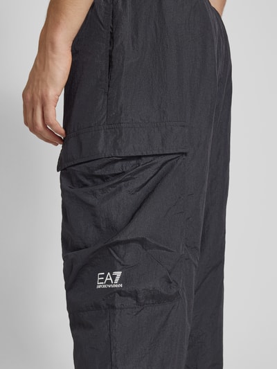 EA7 Emporio Armani Trackpants mit Pattentaschen und Logo-Print Black 3