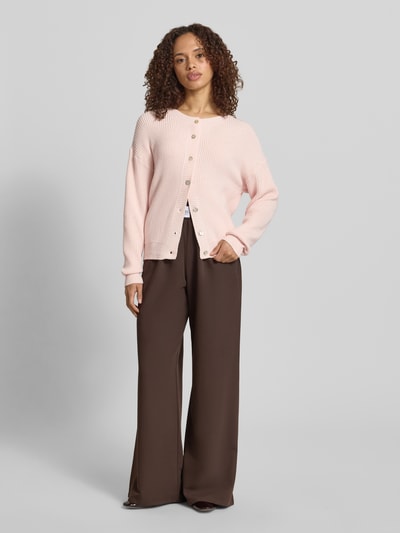 Frauenmodel trägt Regular Fit Strickjacke aus Viskose-Mix Modell 'LENI' von VILLA SOPHIE, Optik: Unifarben, Strick, ganzkörperansicht von vorne.