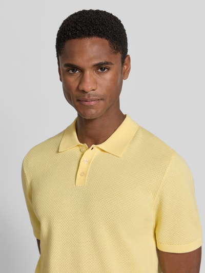 Męski model ma na sobie Slim Fit Poloshirt mit kurzer Knopfleiste Modell 'TRITON' od Drykorn, czysta bawełna, kolor jasny żółty, krój slim fit, poloshirt, krótka listwa guzikowa, długość tyłu w rozmiarze M: 69 cm, zbliżenie na górną część ciała z przodu.