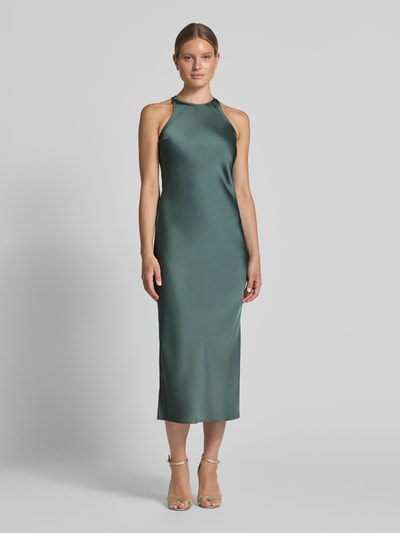 Frauenmodel trägt Abendkleid aus Satin mit Rundhalsausschnitt Modell 'RAVENNA' von VILA in Dunkelgrün, gerader Schnitt, Ganzkörperansicht von vorne.