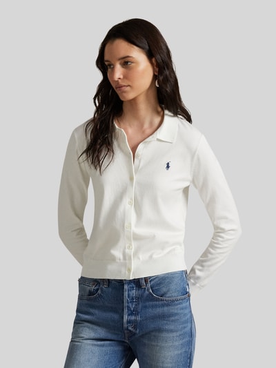 Modelka kobieca nosi Slim Fit Strickjacke aus Baumwoll-Mix od Polo Ralph Lauren, biała, gładka faktura, krój slim fit, długi rękaw, logo, widok na górną część ciała z przodu.