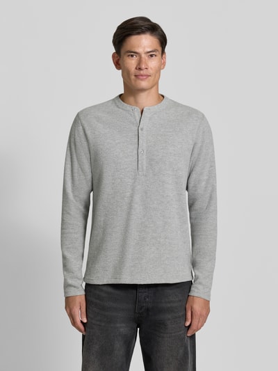 Męski model nosi Regular Fit Sweatshirt mit Baumwoll-Anteil Modell 'MALIOR' von DRYKORN, Mieszanka materiałów, zapięcie na guzik, Długość tyłu w rozmiarze M: 63 cm, Długość rękawów w rozmiarze M: 69 cm, jasnoszary kolor, gładka faktura, Ganzkörperansicht von vorne