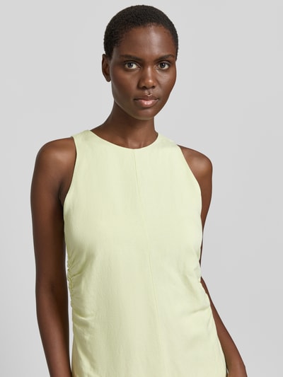 Frauenmodel trägt A-Linien Midikleid aus Leinen-Viskose-Mix Modell 'DELINNA' von BOSS Orange in pastellgelb, unifarben, Nahaufnahme Oberkörper.