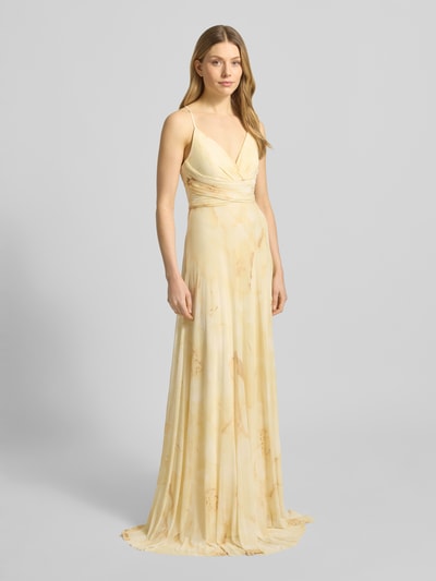 Frauenmodel trägt Regular Fit Abendkleid mit V-Ausschnitt von Jake*s Cocktail in zartem Gelb, tailliert, Spaghettiträger, fließender Stoff, dezentes Muster, Ganzkörperansicht von vorne.