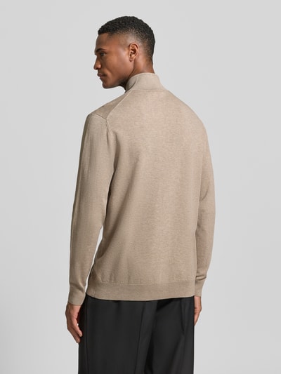 Männermodel trägt Cardigan mit Stehkragen und Zweiwege-Reißverschluss von Profuomo in Beige, Lyocell-Seiden-Mix, Regular Fit, Ganzkörperansicht Rückansicht.