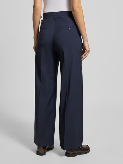 Frauenmodel trägt Regular Fit Bundfaltenhose aus reiner Schurwolle Modell 'VISIVO' von Weekend Max Mara, unifarben, Rückansicht