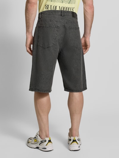 Männermodel trägt Shorts mit Eingrifftaschen Modell 'Type 16' von Wood Wood, Baumwoll-Mix, Regular-Fit, Rückansicht Ganzkörperansicht.