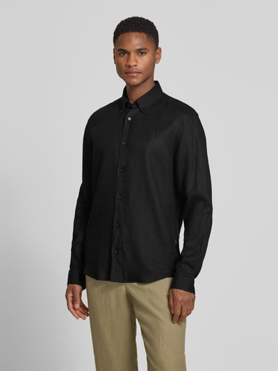 Männermodel trägt Regular Fit Freizeithemd aus reinem Leinen Modell 'LIAM' von BOSS, schwarz, mit Button-Down-Kragen und Logo-Stitching, Ganzkörperansicht von vorne.