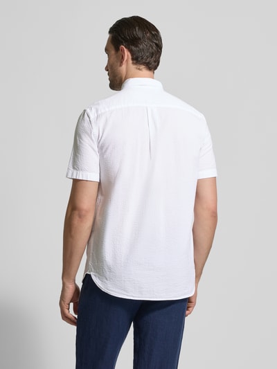 Männermodel trägt Regular Fit Freizeithemd aus reiner Baumwolle von Tommy Hilfiger, Optik: Unifarben, strukturiert, Ganzkörperansicht Rückansicht.