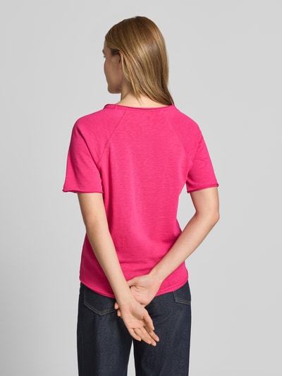 Frauenmodel trägt T-Shirt mit Statement-Stitching und Rollsaum von Smith and Soul in Pink, Reine Baumwolle, Gerader-Schnitt, Raglanärmel, Rundhalsausschnitt, Rückenlänge ca. 63 cm, Ganzkörperansicht Rückansicht.