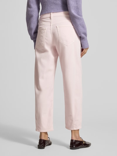 Frauenmodel trägt Loose Fit Jeans mit Eingrifftaschen Modell 'Elin' von Cambio, elastischer Baumwoll-Mix, verkürzt, Ganzkörperansicht Rückansicht.