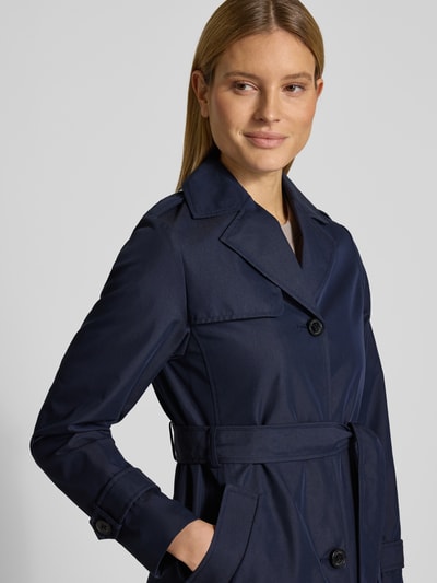 Frauenmodel trägt Regular Fit Trenchcoat aus Baumwoll-Mix von s.Oliver RED LABEL, efekt: jednolity kolor, kołnierz z połami, listwa guzikowa, pasek w talii, długość: krój krótki, aplikacja z metką, pas na plecach, gun flap, pagony, rękawy: długie, zakończenie rękawów: patka, hydrofobowy, kieszeń wewnętrzna, wpuszczane kieszenie, wykończenie materiału: splot twill, mieszanka bawełny; Nahaufnahme górnej części ciała z przodu