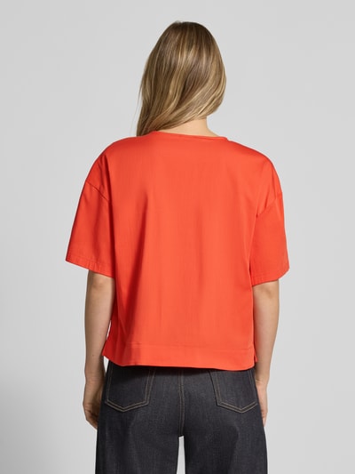 Frauenmodel trägt Relaxed Fit T-Shirt mit Tunika-Ausschnitt von Milano Italy, leuchtendes Orange, Baumwoll-Mix, Kurzärmelig, Ganzkörperansicht Rückansicht.