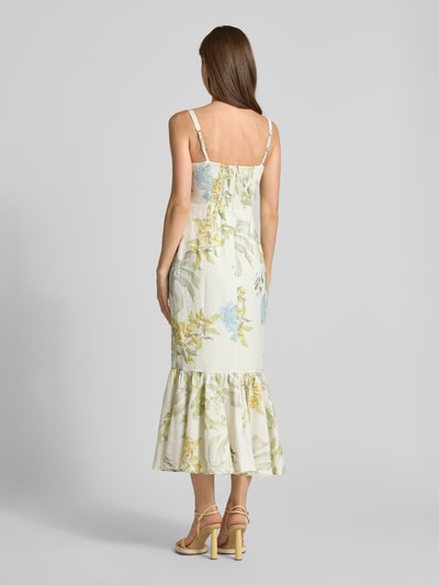 Frauenmodel trägt Midikleid aus Leinen-Mix mit Volantsaum Modell 'RORY' von Guess, florales Muster, Körpernaher-Schnitt, Rückseitiges Smok-Detail und Haken-Reißverschluss, Ganzkörperansicht Rückansicht.