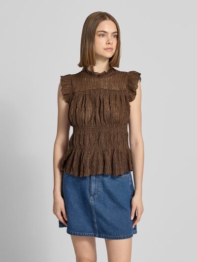 Frauenmodel trägt Slim Fit Blusentop mit Rüschenkragen Modell 'SHAILA' von Only, Optik: Unifarben, Materialverarbeitung: Häkel, Ganzkörperansicht von vorne.