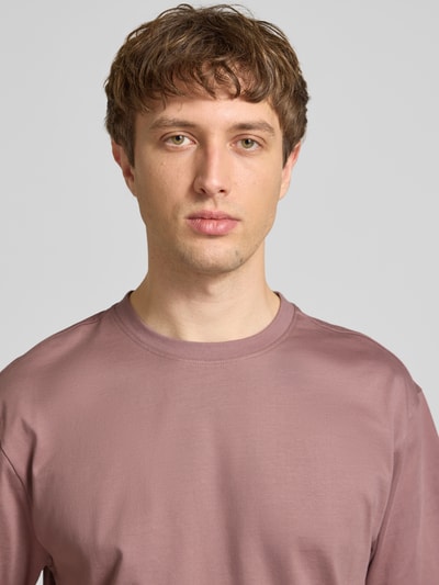 Männermodel trägt Relaxed Fit T-Shirt aus reiner Baumwolle Modell 'FRED LIFE' von Only & Sons in Unifarbe, Nahaufnahme Oberkörper.