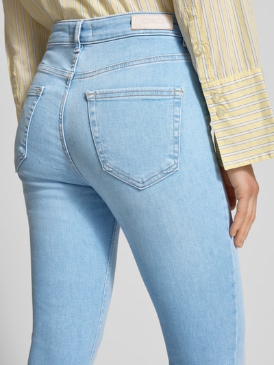 Frauenmodel trägt Skinny Fit Jeans aus Baumwoll-Mix Modell 'BLUSH' von ONLY in Denim-Optik mit Label-Patch und 5-Pocket-Design, Nahaufnahme Rückansicht.