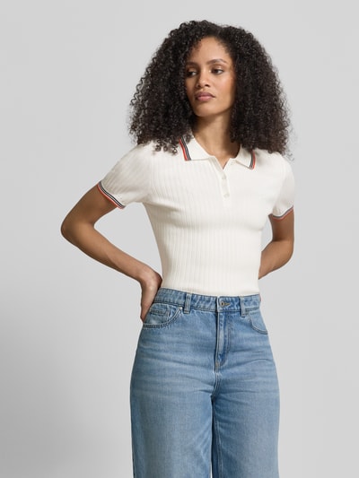 Frauenmodel trägt Slim Fit Poloshirt aus Viskose-Mix in Strick-Optik von Jake*s Casual, kurzärmelig, weiß, Ganzkörperansicht von vorne.