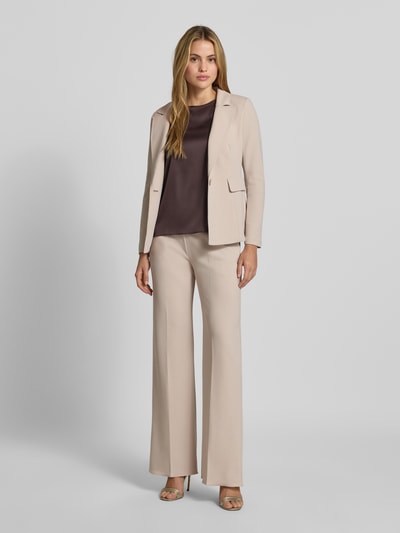 Vrouwenmodel draagt blouse uit satijn van Rinascimento, Materiaalmix met stretch, getailleerd, satijn, ronde hals, met lange mouwen, ruglengte maat S 59 cm, mouwlengte maat S 48 cm, effen kleuren, gladde textuur, getailleerde pasvorm, lichtroze en donkerbruin, geheel lichaamsaanzicht van voren.