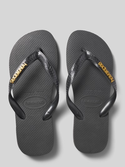 Produktfoto, Zehentrenner mit Label-Detail von Havaianas, czarny kolor, płaska podeszwa, detal z logo, wysokość obcasa 1 cm w rozmiarze 39/40