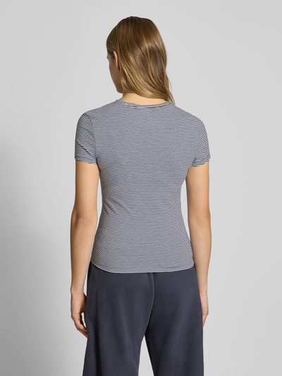 Frauenmodel trägt Slim Fit T-Shirt mit Rundhalsausschnitt von Review, fein gestreift, elastischer Baumwoll-Mix, Rückansicht, Ganzkörperansicht.