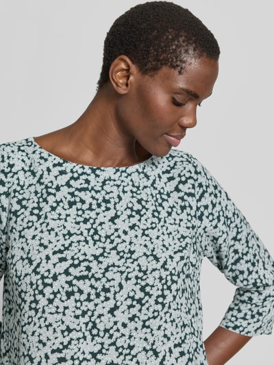 Modelka nosi Blusenshirt aus Viskose mit 3/4-Arm od Zero, wzór na całej powierzchni, wykonane z wiskozy, krój regular fit, okrągły dekolt, rękaw o dł. 3/4, długość tyłu w rozmiarze 36: 55 cm, długość rękawów w rozmiarze 36: 43 cm, zbliżenie na górną część ciała