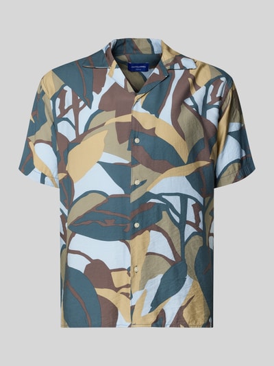 Produktfoto, Regular Fit Freizeithemd im Allover-Look Modell 'TAVIRA MARSHALL' von Jack & Jones aus Viskose-Mix, grüne, braune und gelbe Blattmuster, Reverskragen, glatte Struktur, Herren, Rückenlänge ca. 70 cm, Schulterbreite ca. 50 cm, Ärmellänge ca. 23 cm