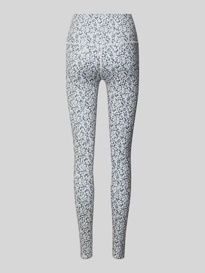 Männermodel trägt Slim Fit Leggins mit breitem Bund von VARLEY, elastyczna mieszanka materiałów, krój slim fit, szeroki pas, elastyczny pas. Ganzkörperansicht Rückansicht.