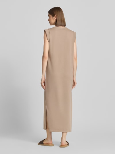 Frauenmodel trägt Regular Fit Sweatkleid aus Baumwoll-Mix Modell 'CHILLI SUMMER' von Pieces, Optik: Unifarben, Maxi-Länge, Ärmel: Ohne, Seitenschlitze, Materialverarbeitung: Sweat, Rückansicht Ganzkörperansicht.