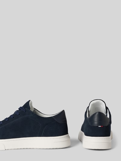 Produktfoto, dunkelblaue Sneaker aus Echtleder mit Logo-Prägung Modell 'Julien' von HECHTER PARIS, Velours-Optik, abgerundete Passform, Schnürverschluss, Absatzhöhe 4 cm, Schafthöhe 8 cm, Schaftweite 12 cm bei Größe 44