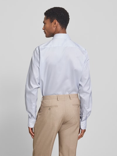 Männermodel trägt Regular Fit Business-Hemd mit extra langem Arm von Christian Berg Men in Hellblau, feine Streifen, Rückenansicht, Reine Baumwolle, Kentkragen, Rückenlänge 83 cm, Schulterbreite 47 cm, Ärmellänge 70 cm. Ganzkörperansicht Rückansicht.