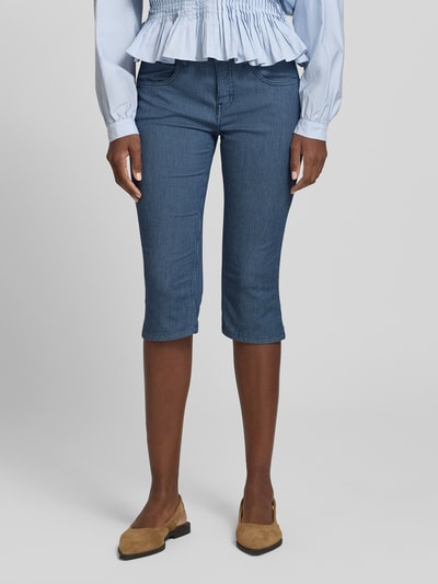 Frauenmodel trägt Caprihose im Allover-Look Modell 'Summer Clean' von MAC, bawełniany miks, krój slim fit, szerokość w rozmiarze 36: 40 cm, długość nogawki wewnętrznej w rozmiarze 36: 44 cm, jasnoniebieski wzór, tekstura delikatna, z kieszeniami, Ganzkörperansicht von vorne.