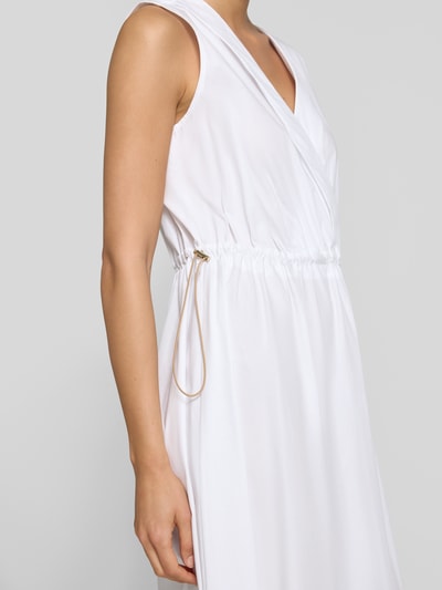 Frauenmodel trägt Knielanges Cocktailkleid mit Kordelzug und Kordelstoppern von Rinascimento aus Reine Baumwolle in Weiß, Taillierter Schnitt, V-Ausschnitt, weiche glatte Textur, Detailaufnahme Oberkörper und Taille