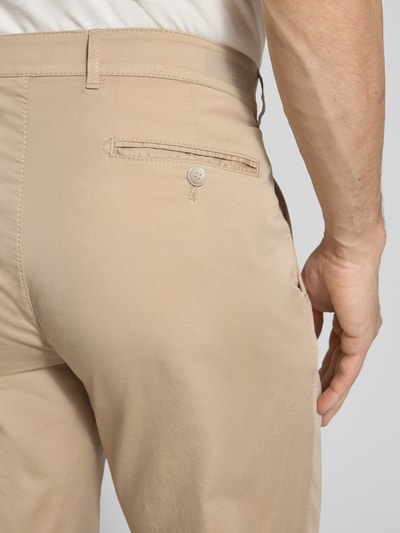 Männermodel trägt Hose mit Eingrifftaschen Modell 'Everest' von BRAX in Beige, Baumwoll-Lyocell-Anteil, Regular-Fit, Detailaufnahme Rückansicht.