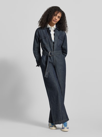 Frauenmodel trägt Jumpsuit mit kurzem Reißverschluss von Jake*s Casual in Denim-Optik, taillierter Schnitt, Ganzkörperansicht von vorne.