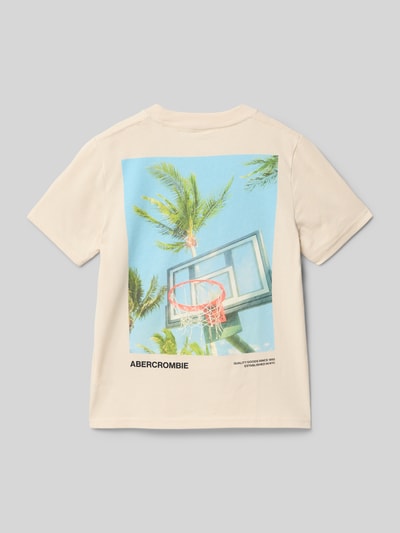 Junge trägt Regular Fit T-Shirt mit Motiv-Print von Abercrombie&Fitch aus Baumwoll-Mix, beige mit buntem Print, Ganzkörperansicht Rückansicht, Rückenlänge bei Größe 134: 52 cm.
