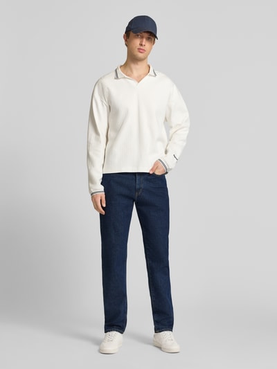 Männermodel trägt Straight Fit Jeans im 5-Pocket-Design Modell 'COSMOS' von Edwin, bawełna, zapięcie na guzik i zamek błyskawiczny, szlufki na pasek, szerokość w rozmiarze 32/32: 43 cm, długość wewnętrzna nogawki 81 cm, ciemnoniebieski, gładka tekstura, Ganzkörperansicht von vorne.