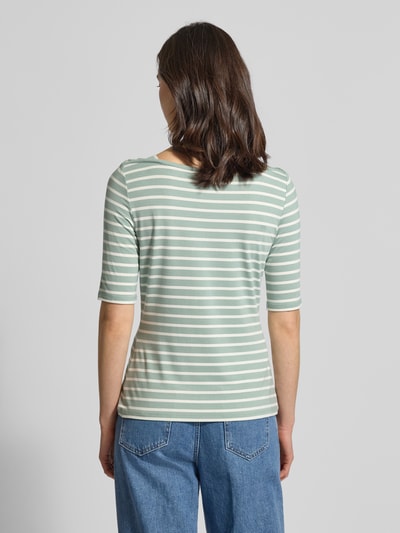 Vrouwenmodel draagt Slim Fit T-shirt uit viscosemix van Comma met streeppatroon, halflange mouwen, ruglengte maat 36 is 51 cm, Ganzkörperansicht Rückansicht.