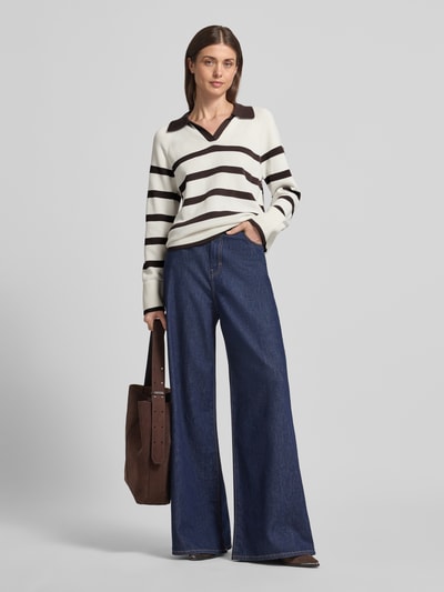 Vrouwenmodel draagt Gestreifter Pullover mit Polokragen van Stefanel, katoen, regular fit, strepen, polokraag, V-hals, volledige lichaamsaanzicht voorkant.