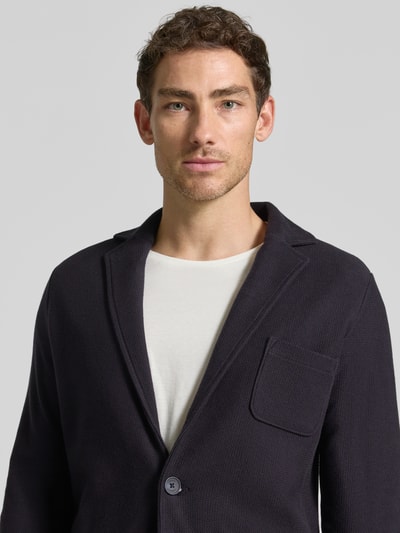 Männermodel trägt slim fit 2-knoops colbert Model 'LENTINI' van CINQUE in puur katoen met structuurpatroon, reverskraag, opgestikte zakken, donkerblauw, nahaufnahme oberkörper. Ruglengte maat M: 74 cm, schouderbreedte: 52 cm, mouwlengte: 68 cm.