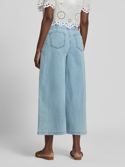 Vrouwenmodel draagt lichte dames Palazzo-jeans met gesäßtaschen Model 'Liv' van Buena Vista, met katoen en lyocell, wijd been, knoopsluiting, ganzkörperansicht rückansicht.
