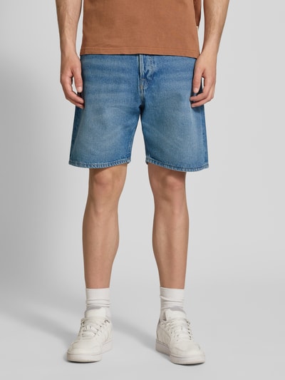 Männermodel trägt Loose Fit Jeansshorts mit Eingrifftaschen Modell 'TONY' von Jack & Jones, Used-Look, Reine Baumwolle, Ganzkörperansicht von vorne