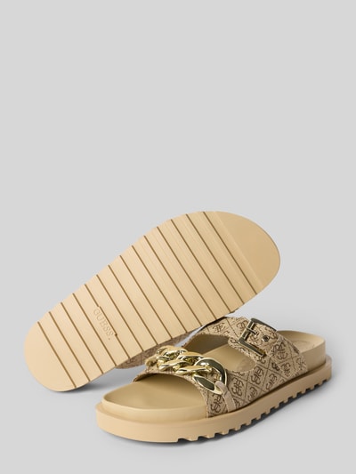 Produktfoto, Slippers mit Allover-Logo-Print Modell 'Fatema' von Guess, Damen Slippers mit abgerundeter Passform, offene Ferse, profilierte Sohle, Absatzhöhe 2 cm, Schaftweite 7 cm, beige mit goldfarbenen Details, strukturierte Oberfläche