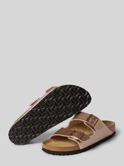 Produktfoto, Slipper mit Logo-Detail Modell 'Arizona' von Birkenstock w jasnoróżowym kolorze, detal z logo, zaokrąglony krój, otwarta podeszwa, lekko profilowana podeszwa, wysokość obcasa 3 cm w rozmiarze 40